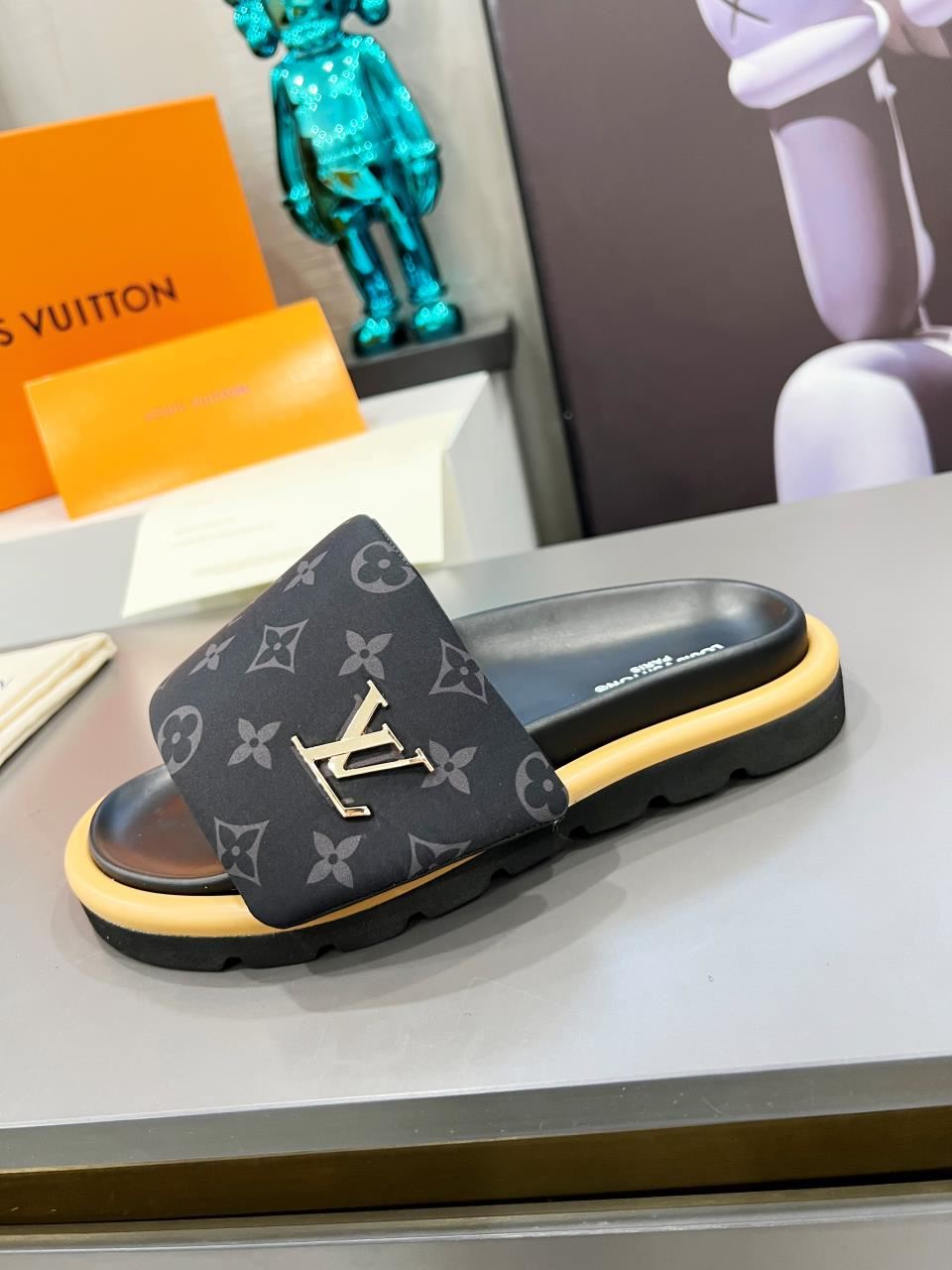 Louis Vuitton Slippers